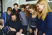 Schüler vor Laptop mit Satellitenbild