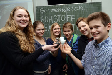 Schüler vor Tafel mit Aufschrift "Rohstoffwochen"