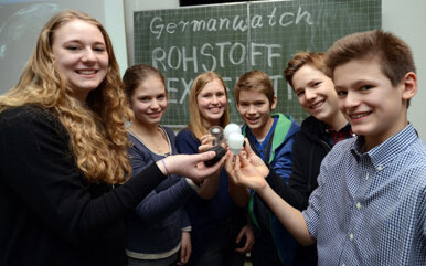 Schüler vor Tafel mit Aufschrift "Rohstoffwochen"