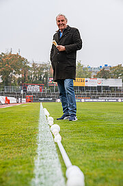 Wontorra im Südstadion Köln mit aneinander gereihten Lampen