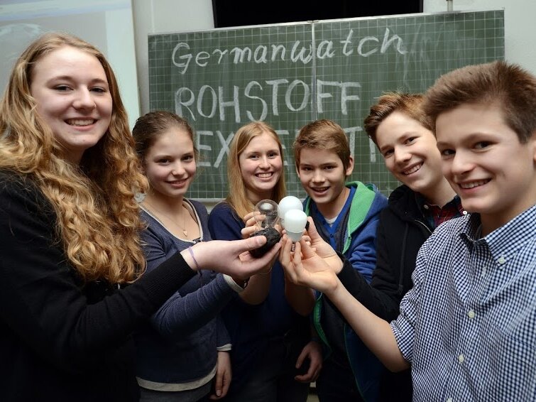 Foto Schüler vor Tafel (Rohstoffwochen)