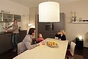 Küche mit verschiedenen Lichtquellen