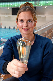 Britta Steffen klärt in der Schwimmhalle über Lampenentsorgung auf