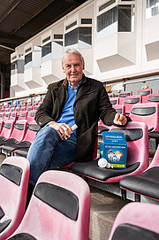 Jörg Wontorra auf der Tribüne im Südstadion Köln