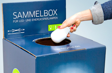 Lampe wird in Sammelbox gelegt