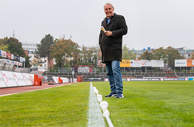 Joerg Wontorra auf dem Feld vom Südstadion Köln-Zollstock