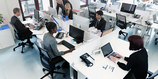 Dynamische Lichtsteuerung im Büro