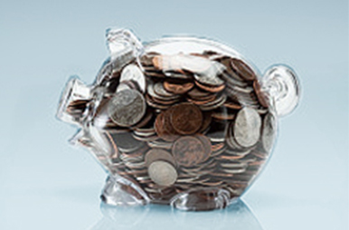 Foto gläsernes Sparschwein gefüllt mit Münzen
