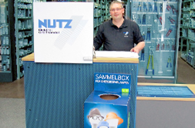 Mitarbeiter mit Sammelbox bei Großhändler Nutz