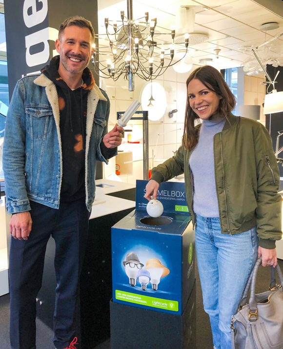 Birthe Wolter und Jochen Schropp beim Lampen-Recycling an der Sammelbox bei Prediger Lichtberater Berlin