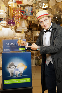 Wigald Boning bei der Lampenabgabe