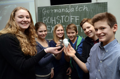 Schüler vor Tafel mit Aufschrift "Rohstoffwochen"